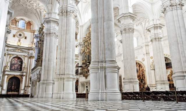 Walking through Granada's accessible museums and monuments