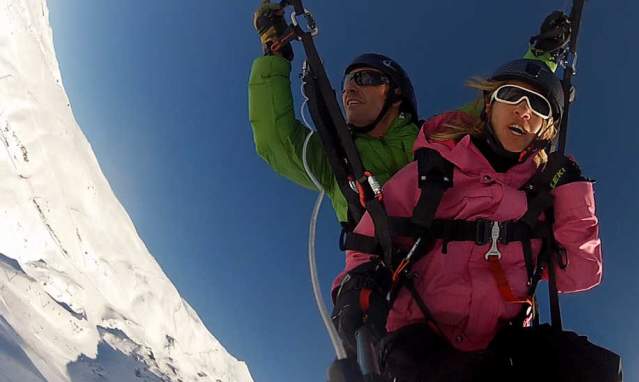 Survol des cieux de la Sierra Nevada en Paraski