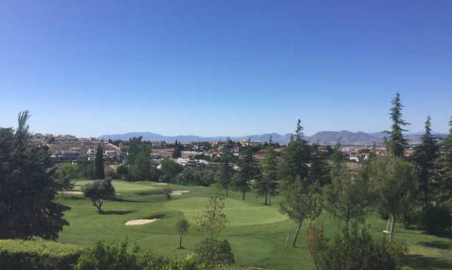 Granada Golf Club, a match with the Alhambra and Sierra Nevada as witnesses