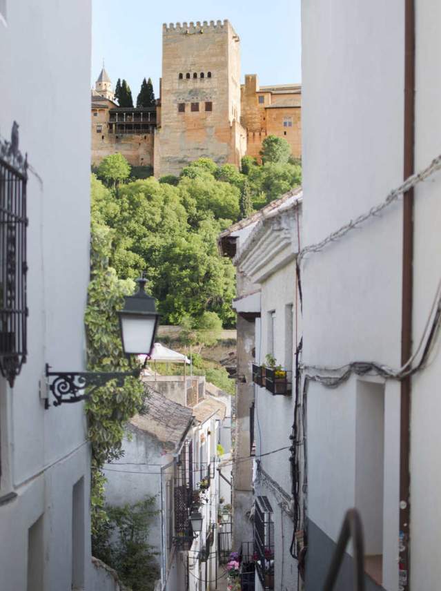 A trip through Granada's three most historical neighbourhoods