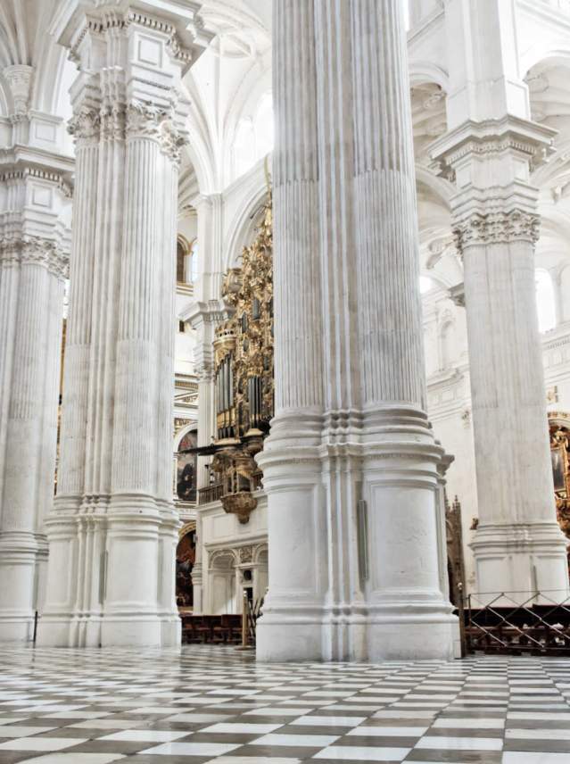 Walking through Granada's accessible museums and monuments