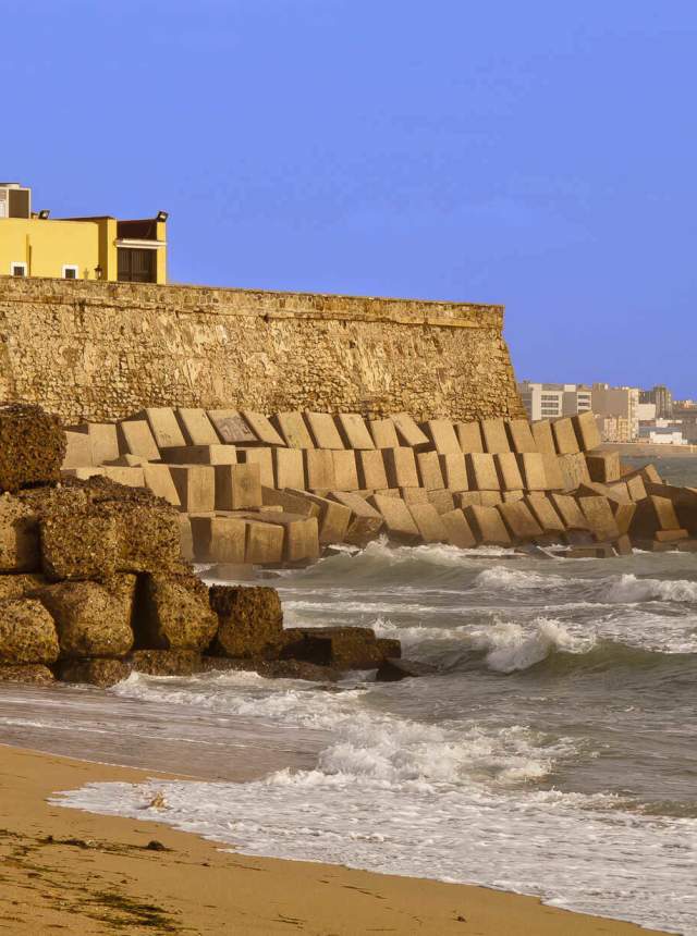 La ciudad fortificada de Cádiz: Castillos, Baluartes y Torres Miradores
