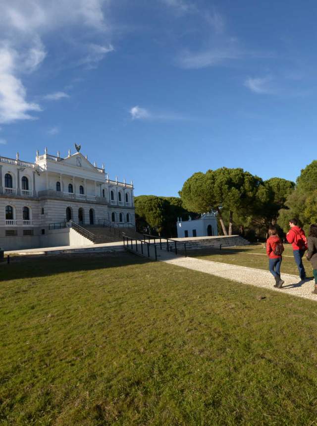 Der Palast El Acebrón und eine Route durch die Landschaften