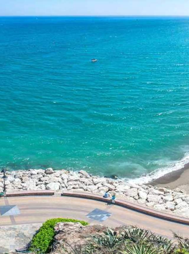 Deux destinations de la province de Malaga pour profiter de la mer et de la montagne en automne : Casares et Manilva