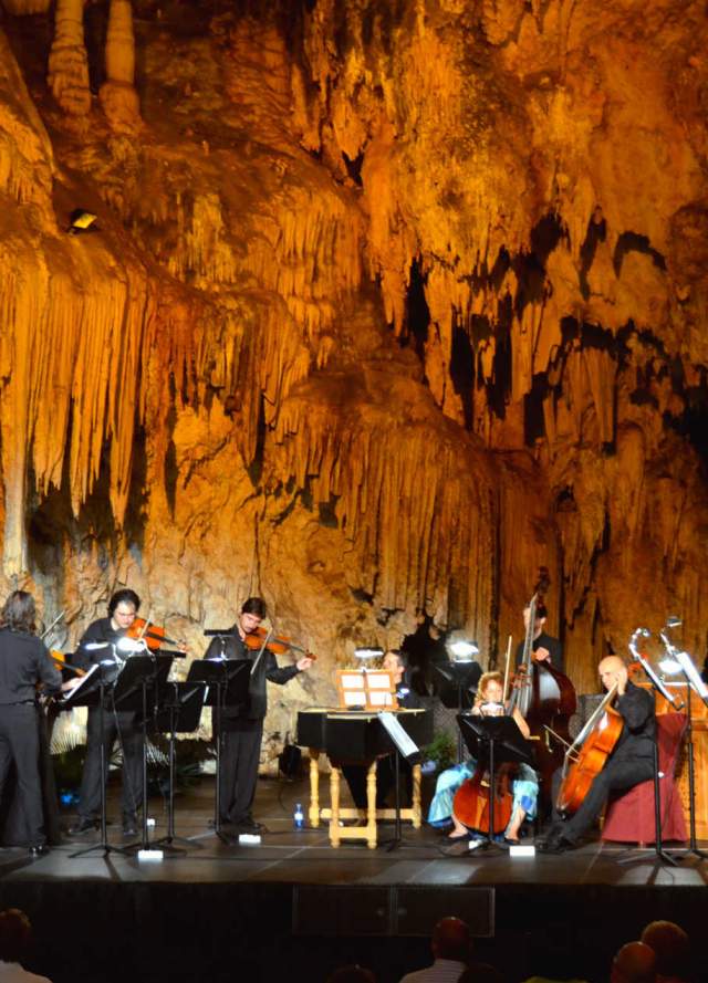 Geoturismo Visita Cueva de Nerja.jpg