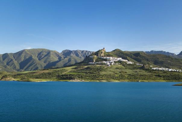 Zahara de la Sierra desde Embalse de Zahara 