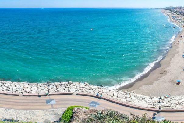 Imagen Primaria - Dos Destinos en Málaga para disfrutar del mar y la montaña en otoño : Casares y Manilva