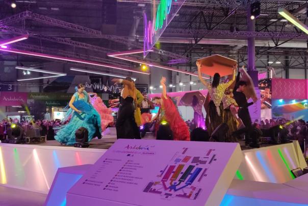 Sube el telón de El gran escenario de la Alegría en el Pabellón de Andalucía de Fitur 2022