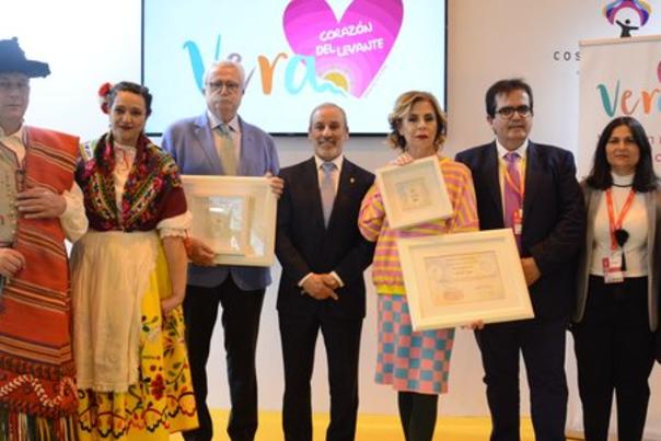 Vera muestra con orgullo su Corazón del Levante