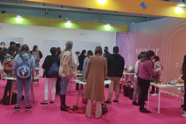 Yoga, risas y flores para el público senior en el Pabellón de Andalucía de Fitur