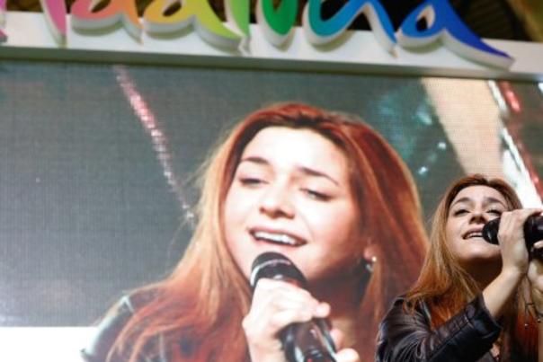 La joven cantante que encandiló a Alejandro Sanz, Marta Soto, en concierto en FITUR