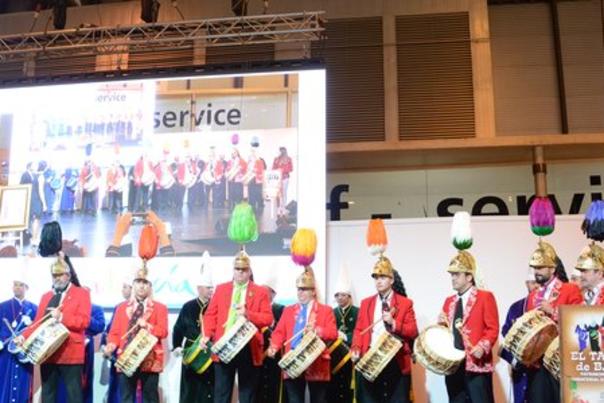 Los ritmos de la tamborada de Baena deleitan a los asistentes en FITUR