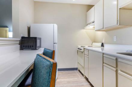 DLX 1 Queen Bed with Couch & Kitchenette