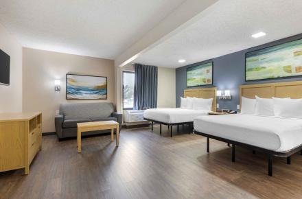 DLX 2 Queen Bed with Couch & Kitchenette