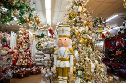 Decorator's Warehouse Interior Nutcracker white and gold display