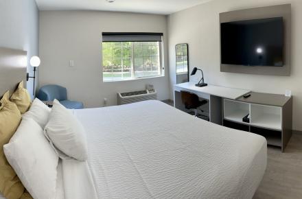 Days Inn King Room 2 2023
