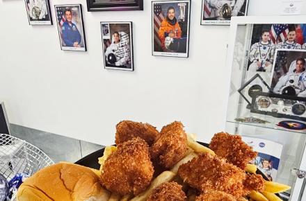 Eat in Space - Meteor Box--8 Nuggets + Side + Roll + Sauce
