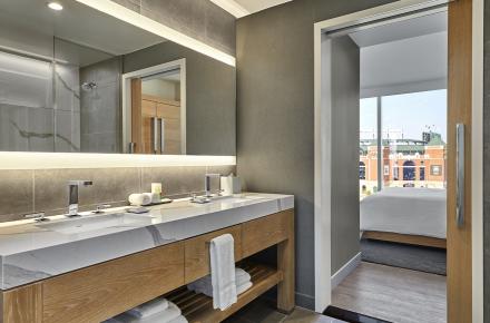 Deluxe Suite Bathroom