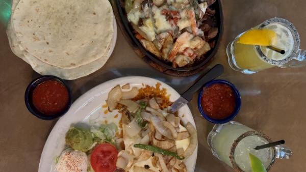 El Gabacho table with margaritas