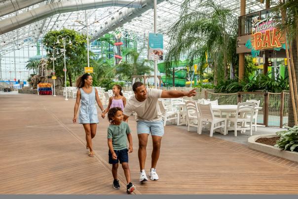 Island Waterpark_Showboat w. talent