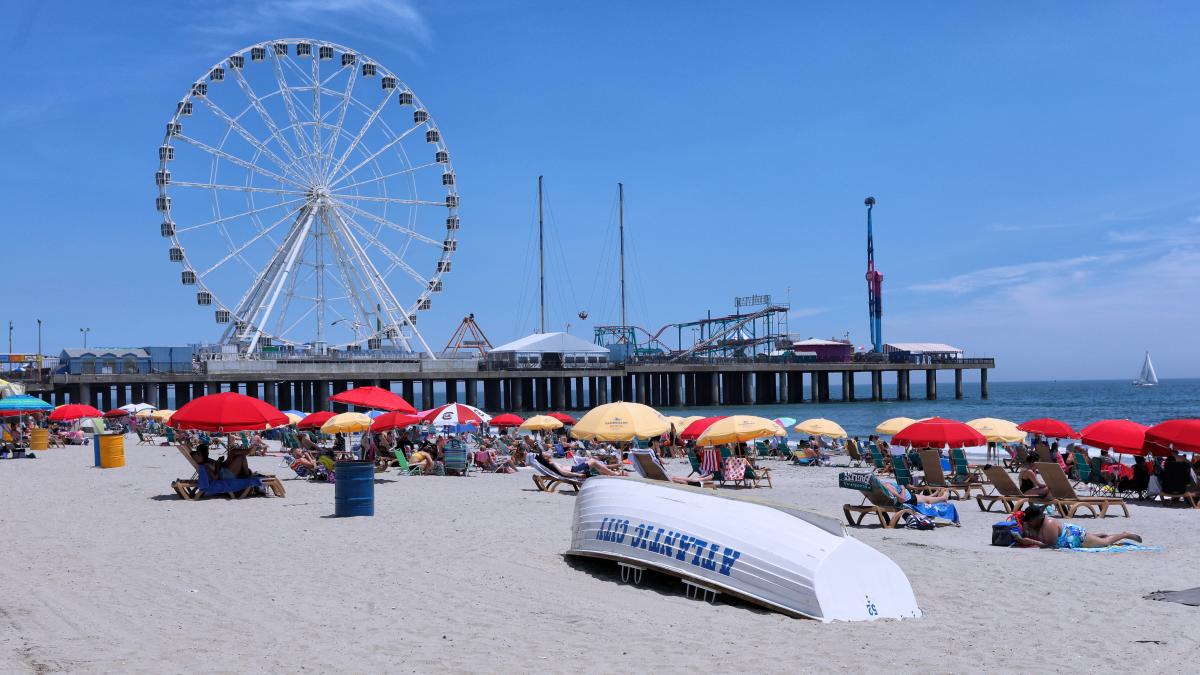 Atlantic City Beach w/ Steel Pier