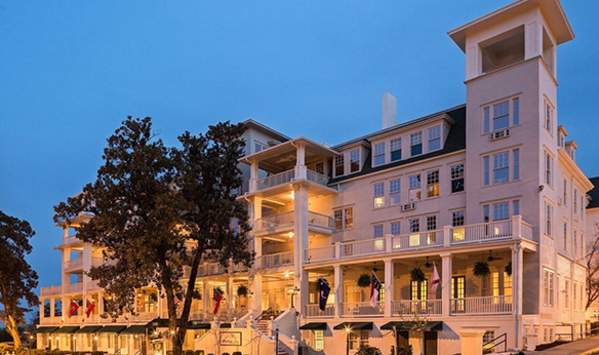 Hotel exterior photo.