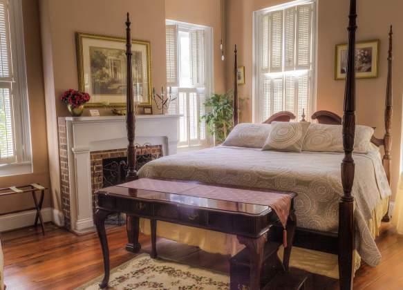 Places to Stay - Olde Town Inn