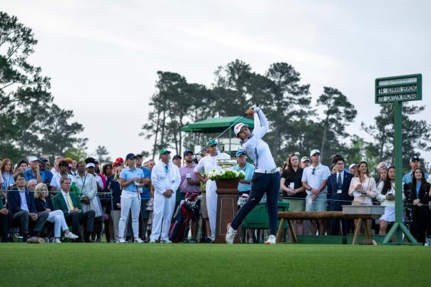 Woman Golfing at ANWA with Crowd