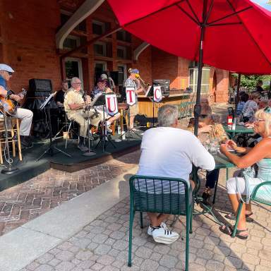 Dining Al Fresco in Calhoun County