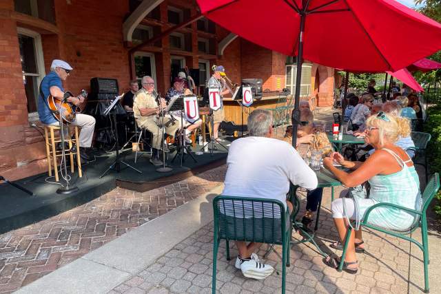 Dining Al Fresco in Calhoun County