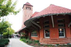 Claras_0291 Clara's on the River