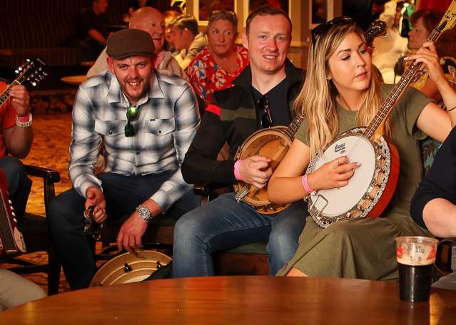 Cumann Cultúrtha Mhic Reachtain - Cleamairí session and performance
