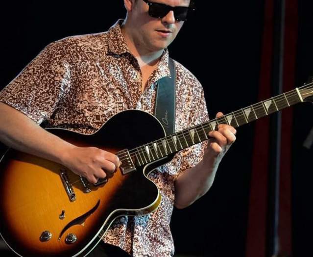 Scotts-Jazz-Club-Guitar player