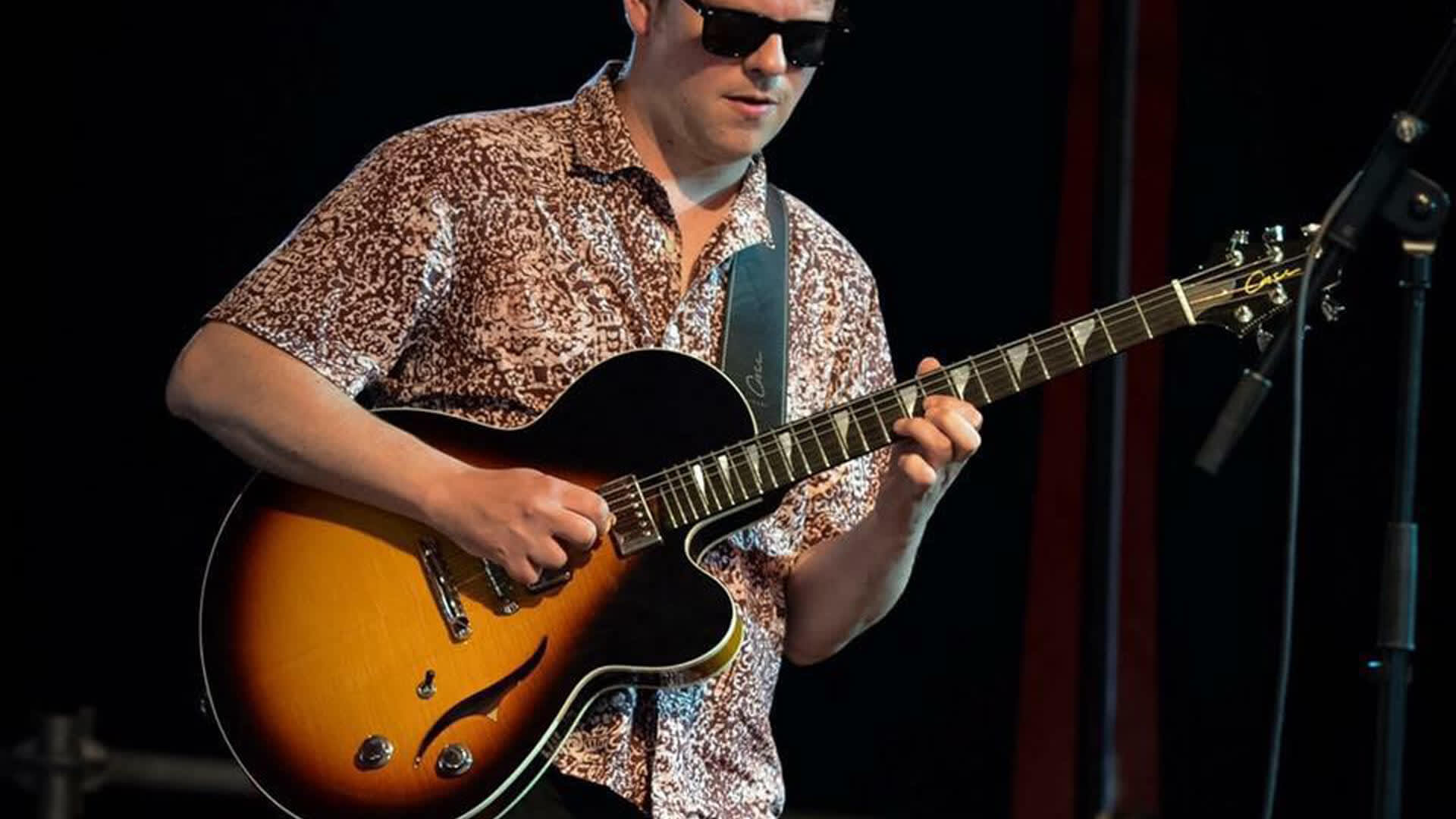Scotts-Jazz-Club-Guitar player
