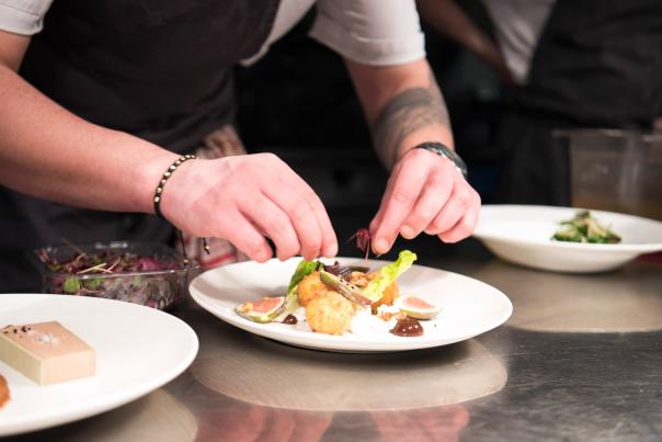 plating food