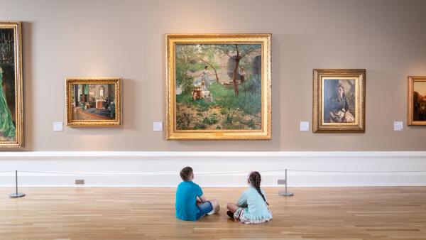 Twi children at Ulster Museum looking at artwork