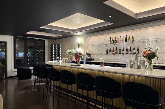 Valentinas Bar at night