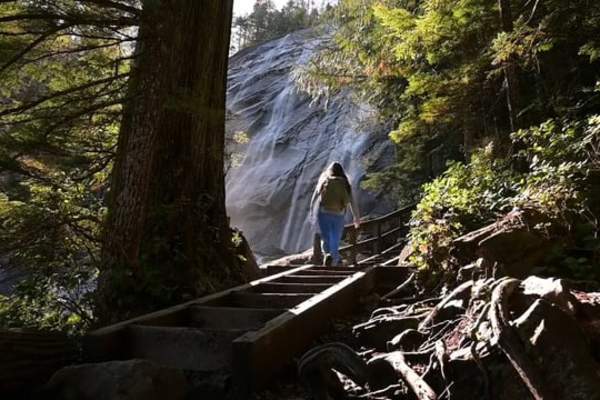The Vue | Hiking Bridal Veil Falls & Lake Serene