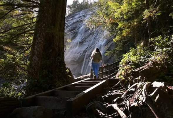 The Vue | Hiking Bridal Veil Falls & Lake Serene