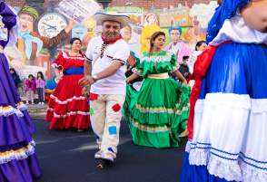 Latin street performers