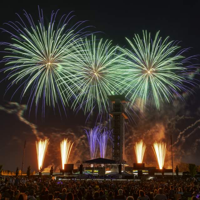 vibrant exciting fireworks over the Cincinnati skyline