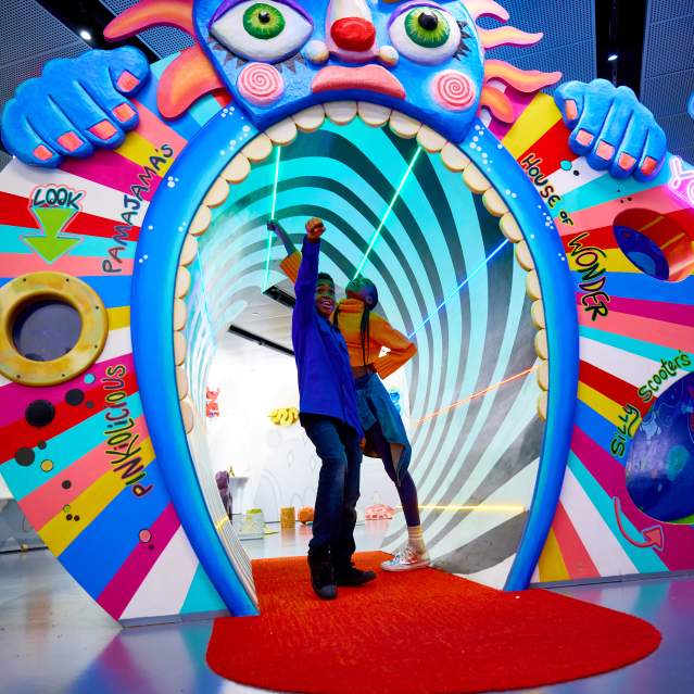 Cincinnati Contemporary Arts Center_Children in Exhibit Entry