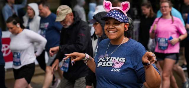 A shot of several Flying Pig runners.