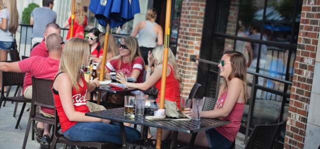 Girls at a table at Jefferson Social at The Banks (photo: The Banks)