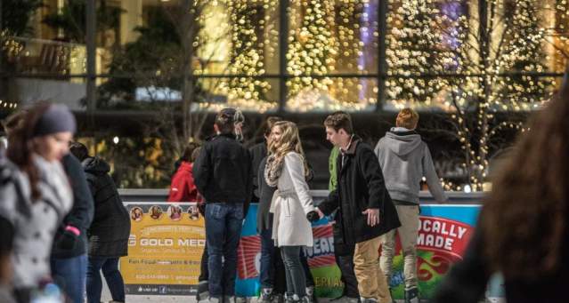 Couple ice skating on the Fountain Square Ice Rink (photo: CincinnatiUSA.com)