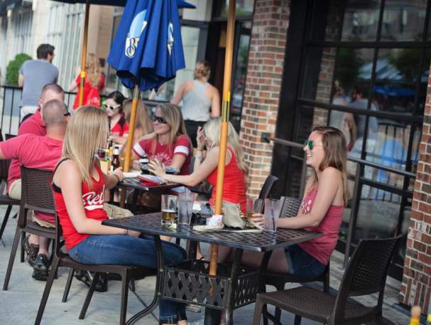 Girls at a table at Jefferson Social at The Banks (photo: The Banks)