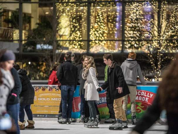 Couple ice skating on the Fountain Square Ice Rink (photo: CincinnatiUSA.com)