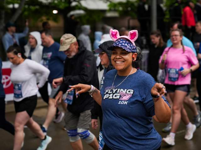 A shot of several Flying Pig runners.