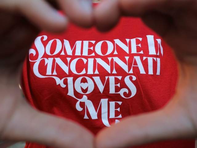 originalitees shirt someone in Cincinnati loves me