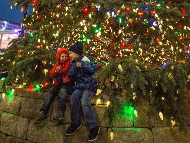 Kids enjoying the Fountain Square tree during the holidays